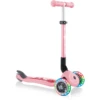 GLOBBER JUNIOR FOLDABLE FANTASY LIGHT S Pastel Roze- Flower S, Met Verlichte Wielen -Randwinkel Voor Kinderen globber junior foldable fantasy light s pastel roze flower s met verlichte wielen a353124