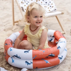 SWIM ESSENTIALS Swim Essential S Opblaasbaar Zwembad Rood- White Whale -Randwinkel Voor Kinderen swim essential s opblaasbaar zwembad rood white whale a384375 3